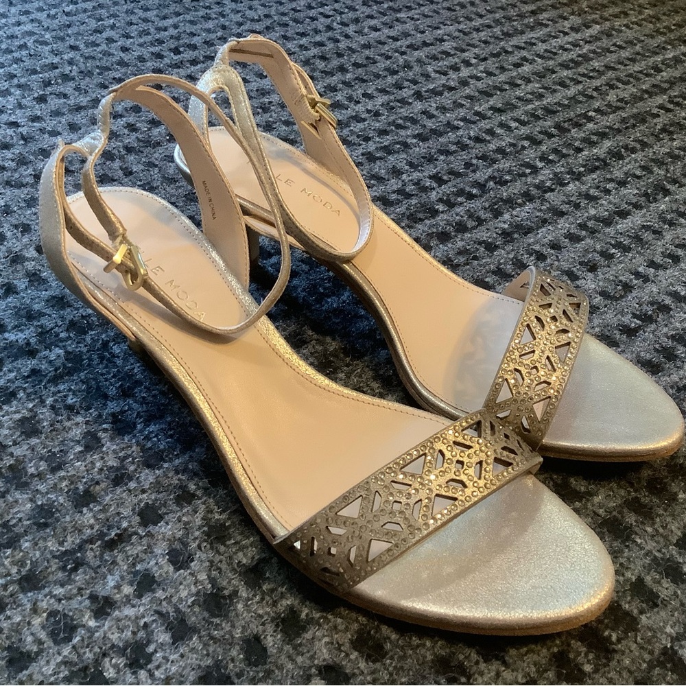 Pelle Moda women’s gold silver laser cut kitten heel dress sandals 8